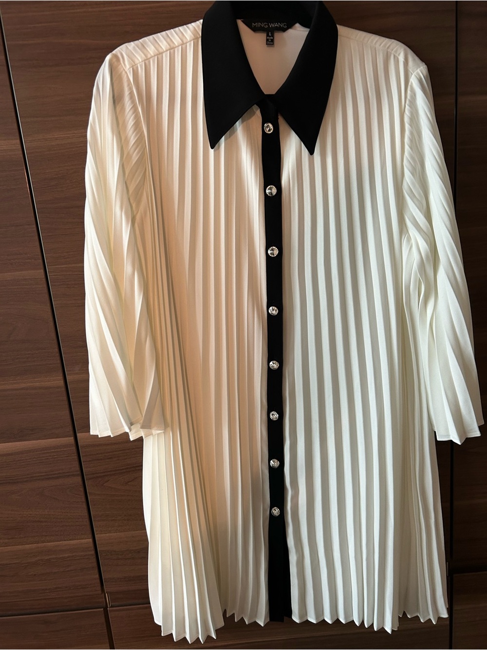 Ming Wang White Pleated Mini Dress with Black Collar and Trim - Picture 3 of 7